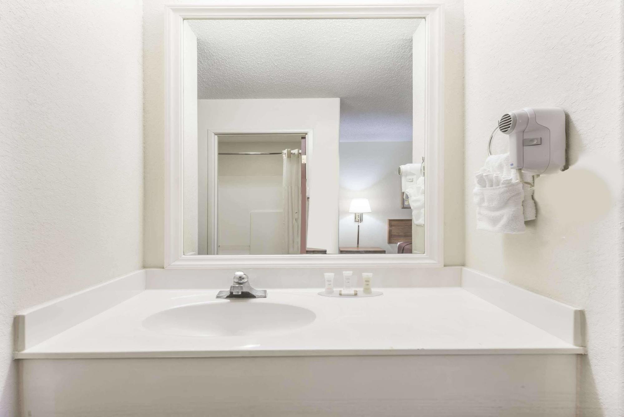 Howard Johnson By Wyndham Iowa La Esterno foto