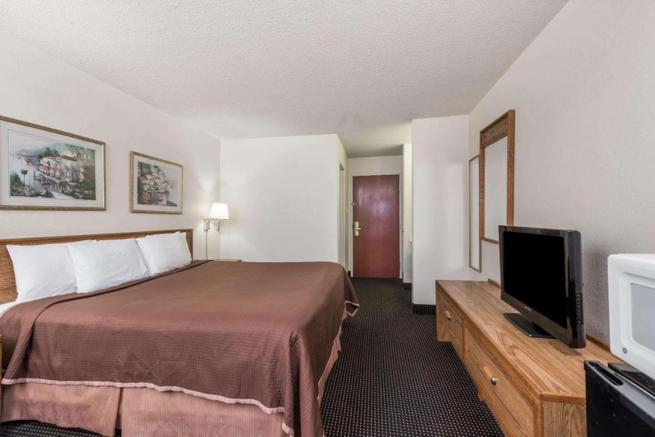 Howard Johnson By Wyndham Iowa La Esterno foto