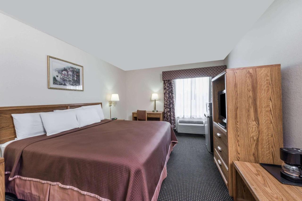 Howard Johnson By Wyndham Iowa La Esterno foto